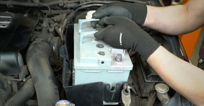 MITSUBISHI OUTLANDER 2006 Batterie Schrittweise Anleitungen zum Wechsel von Autoteilen