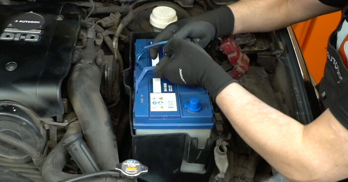 MITSUBISHI OUTLANDER 2.0 DI-D (CW8W) Batterie ersetzen: Tutorials und Video-Wegleitungen online