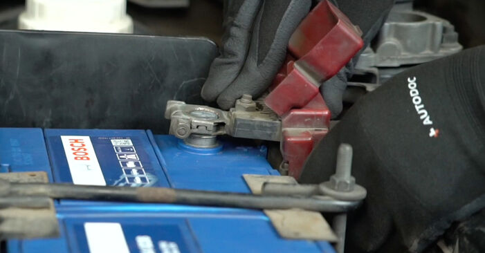 Wie man Batterie am MITSUBISHI Outlander II SUV (CW_W) 2011 wechselt - Hinweise und Ratschläge