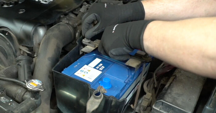 Ersetzen Sie Batterie am Mitsubishi Pajero IV 2016 3.2 DI-D selbst
