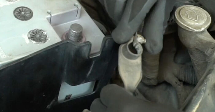 Wie man MITSUBISHI PAJERO IV (V8_W, V9_W) 3.2 DI-D 2007 Batterie austauscht - Schrittweise Handbücher und Videowegleitungen