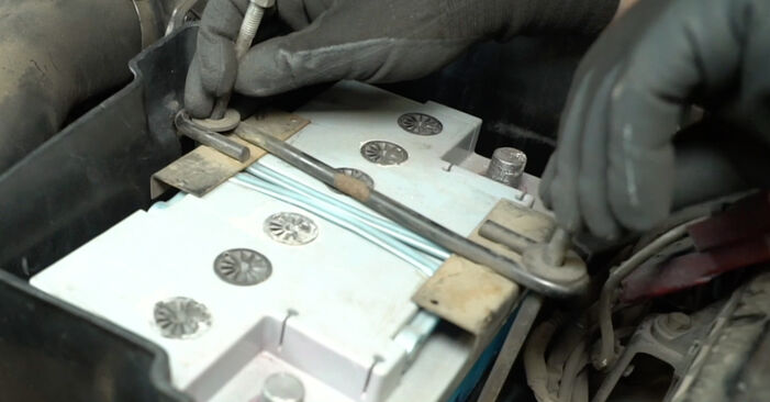 Wie kompliziert ist es, selbst zu reparieren: Batterie am Mitsubishi Pajero IV 3.2 4WD (V98W) 2012 ersetzen – Laden Sie sich illustrierte Wegleitungen herunter