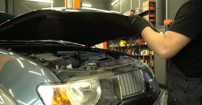 Como trocar Lâmpada para Farol Principal no MITSUBISHI L 200 (KB_T, KA_T) 2004 - manuais gratuitos em PDF e vídeo