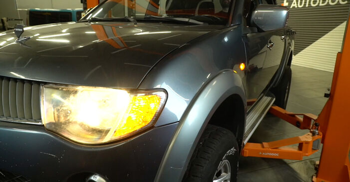 Recomendações passo a passo para a substituição de MITSUBISHI L 200 (KB_T, KA_T) 2004 2.5 DI-D 4x4 (K74T) Lâmpada para Farol Principal por si mesmo