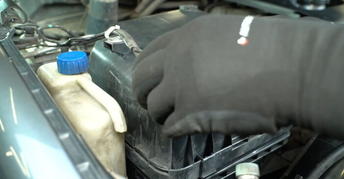 Substituição de MITSUBISHI L200 2.5 DI-D 4WD (KB4T) Filtro de Ar: guias online e tutoriais em vídeo