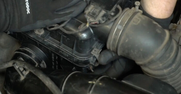 Cambio Filtro de Aire MITSUBISHI L200 2.5 DI-D 2022 no será un problema si sigue esta guía ilustrada paso a paso