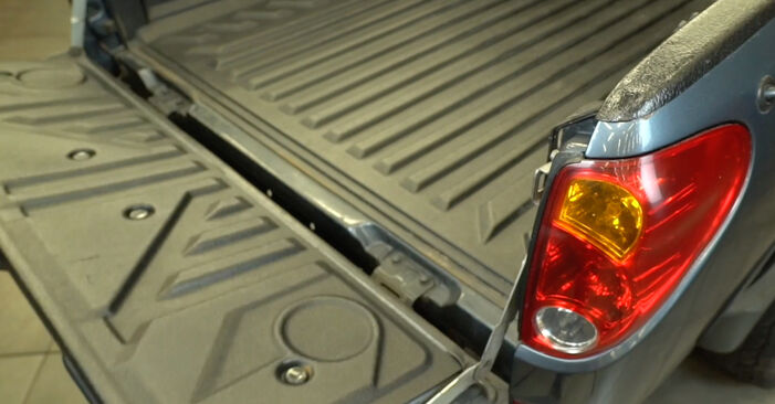 Hoe MITSUBISHI L 200 (KB_T, KA_T) 2004 Achterlicht vervangen – kosteloze pdf-handleidingen en tutorials