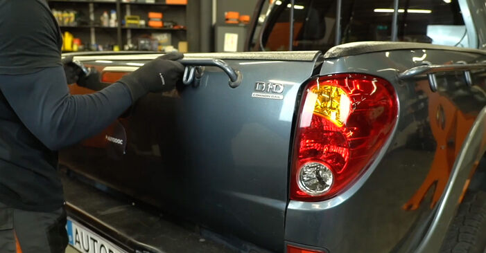 Achterlicht MITSUBISHI L200 2.5 DI-D 4WD (KB4T) vervangen: online leidraden en videohandleidingen