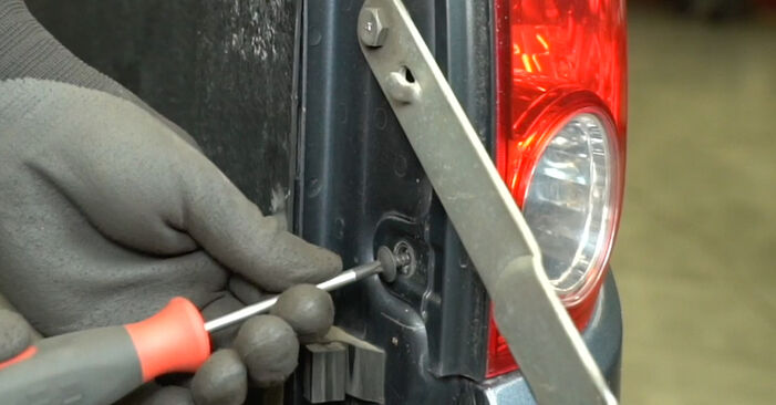 Hoe Achterlicht MITSUBISHI L 200 / Triton Pick-up (KA_T, KB_T) 2.5 DI-D 4WD 2005 vervangen – stap voor stap leidraden en video-tutorials