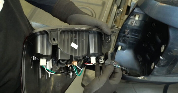 Hoe Achterlicht wisselen MITSUBISHI L 200 / Triton Pick-up (KA_T, KB_T) 2009: download pdf-gidsen en video-tutorials
