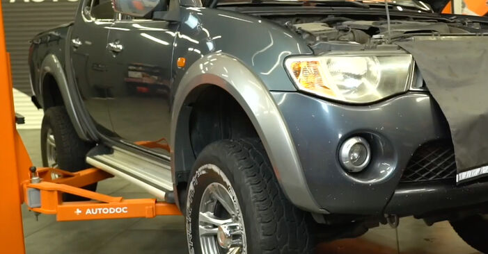 Oliefilter MITSUBISHI L 200 / Triton Pick-up (KA_T, KB_T) 2.5 DI-D 4WD (KB4T) 2007 zelf verwisselen