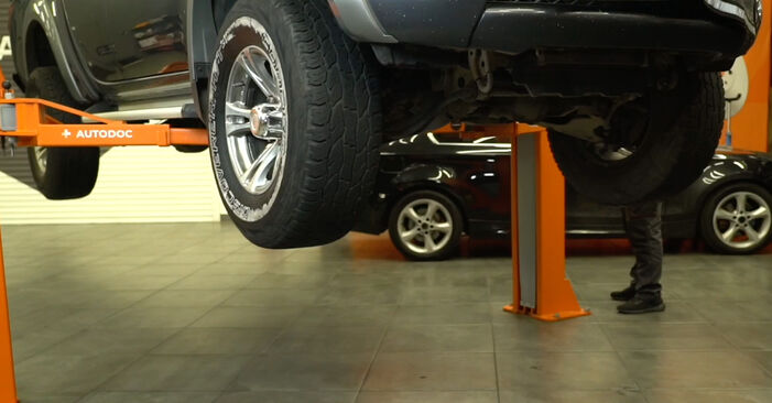 Hoe MITSUBISHI L200 2.5 DI-D 4x4 (K74T) 2008 Oliefilter wisselen - online eenvoudige handleiding