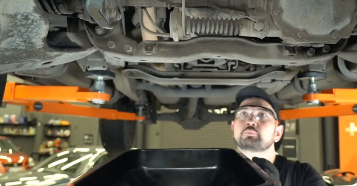 Hoe Oliefilter wisselen MITSUBISHI L 200 / Triton Pick-up (KA_T, KB_T) 2009: download pdf-gidsen en video-tutorials