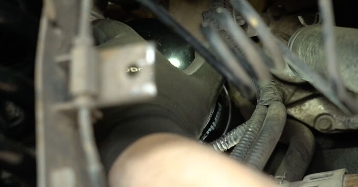 L 200 / Triton Valník / Podvozok (KA_T, KB_T) 2.4 CNG (KA5T) 2007 Olejový filter svojpomocná výmena vďaka návodu z našej dielne