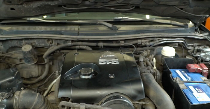 Ako vymeniť Olejový filter na MITSUBISHI L 200 / Triton Valník / Podvozok (KA_T, KB_T) 2011: stiahnite si PDF návody a video inštrukcie.