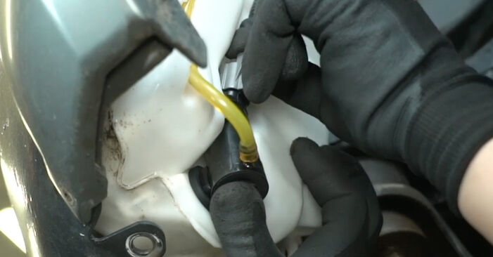 Como trocar Bomba de Água do Lava Vidros no MITSUBISHI L 200 / Triton Pick-up (KA_T, KB_T) 2016 - dicas e truques