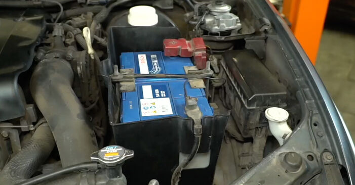 Como trocar Bomba de Água do Lava Vidros no MITSUBISHI L 200 (KB_T, KA_T) 2004 - manuais gratuitos em PDF e vídeo