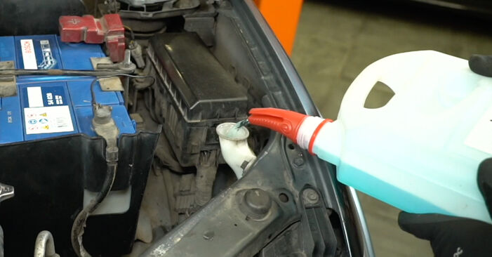 Como substituir MITSUBISHI L 200 / Triton Pick-up (KA_T, KB_T) 2.5 DI-D 4WD 2005 Bomba de Água do Lava Vidros - manuais e guias de vídeo passo a passo