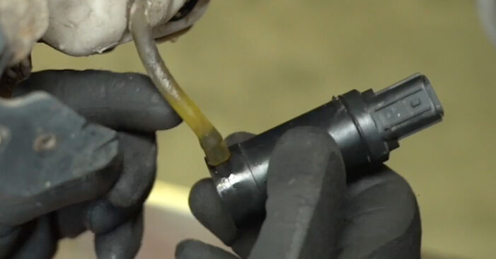 Como substituir Bomba de Água do Lava Vidros no MITSUBISHI L 200 / Triton Pick-up (KA_T, KB_T) 2009: descarregue manuais em PDF e instruções em vídeo