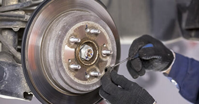 Hvordan skifte HONDA CR-V 2013 Bremseskiver trinn–for–trinn veiledning