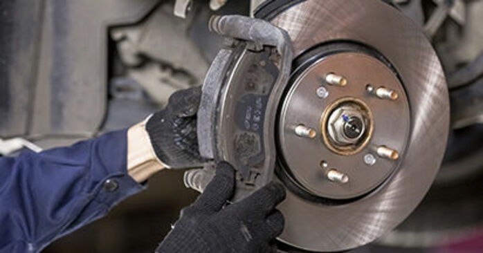 Vanskelighetsgrad: Bytte av Bremseklosser på Honda CR-V III 2.4 i-Vtec 4WD (RE4) 2012 – last ned illustrert veiledning
