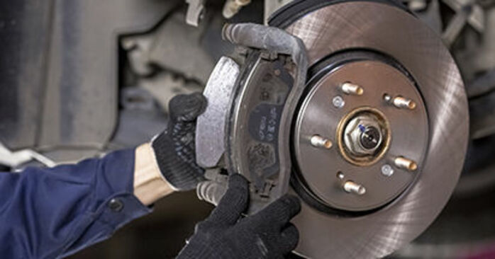 Hvordan skifte HONDA CR-V 2013 Bremseklosser trinn–for–trinn veiledning