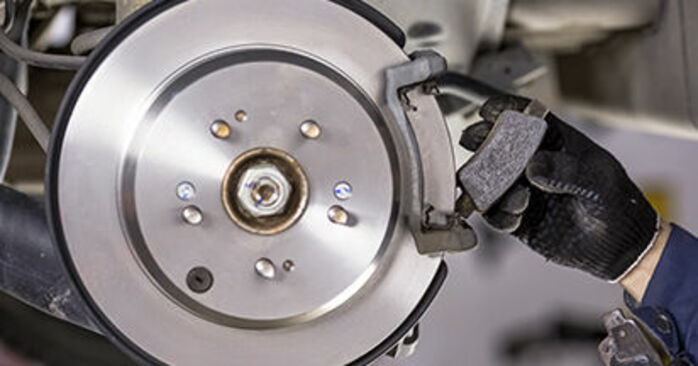 Wie schmierig ist es, selber zu reparieren: Bremsbeläge beim Honda CR-V III 2.4 i-Vtec 4WD (RE4) 2012 wechseln – Downloaden Sie sich Bildanleitungen